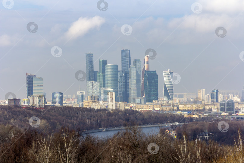 Скачать Современные здания из стекла и стали, небоскребы на фоне неба фотосток Ozero