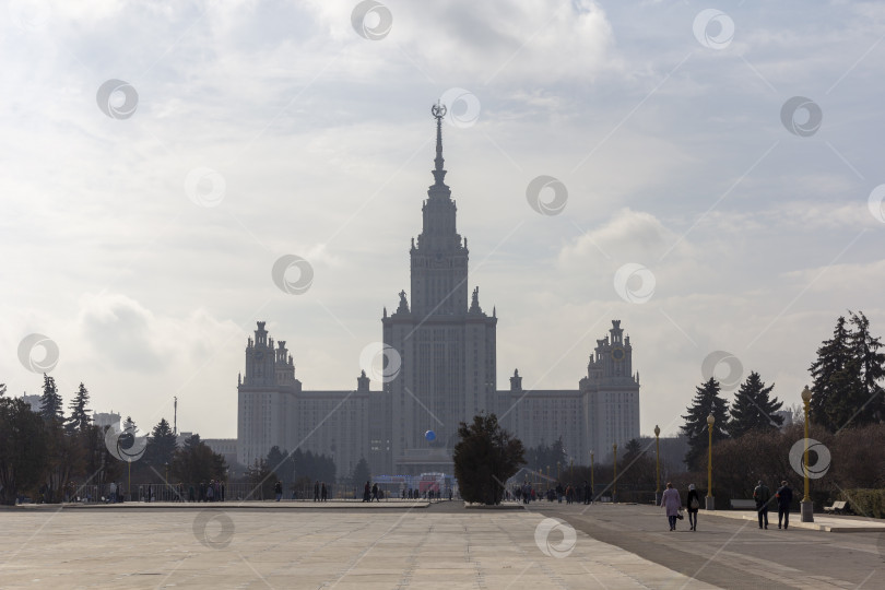 Скачать МОСКВА, РОССИЯ - 22 июля 2021 года: Московский государственный университет (МГУ) с высоким шпилем, устремленным в небо фотосток Ozero