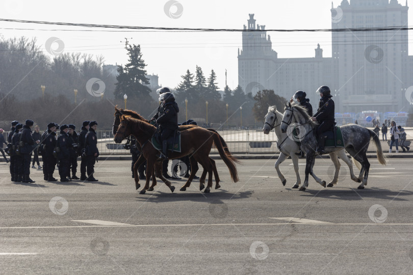 Скачать Москва, Россия. 6 октября 2020 года. Конная полиция патрулирует улицы Москвы в праздничные дни фотосток Ozero