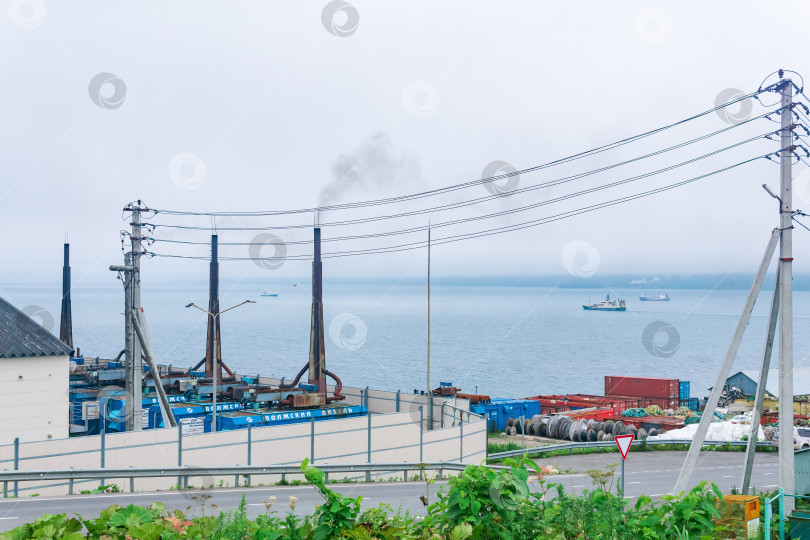 Скачать дизельная электростанция с дымящимися трубами на острове Кунашир фотосток Ozero