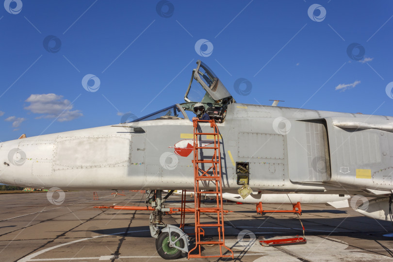 Скачать Военный летчик в кабине реактивного самолета фотосток Ozero