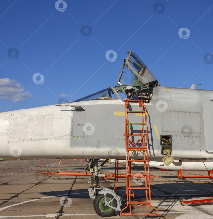 Скачать Военный летчик в кабине реактивного самолета фотосток Ozero