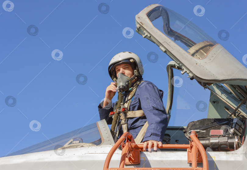 Скачать Военный летчик в кабине реактивного самолета фотосток Ozero