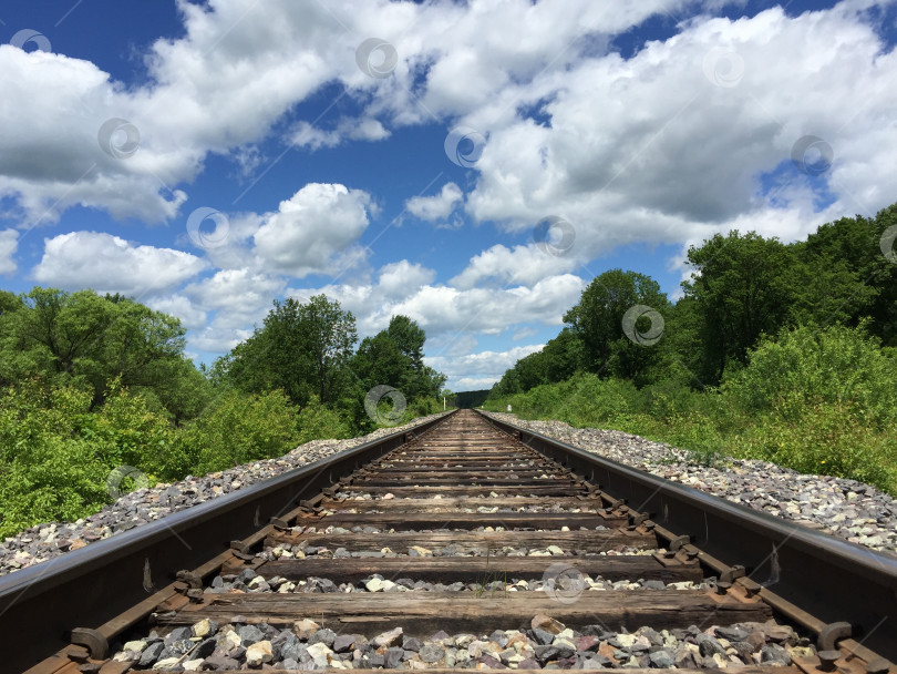 Скачать Железная дорога до горизонта и облака на фоне неба. фотосток Ozero