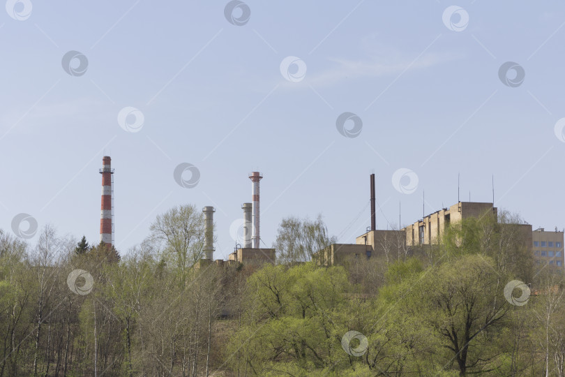Скачать Нефтехимический завод на фоне неба фотосток Ozero
