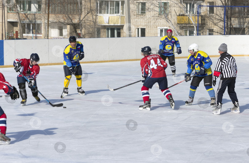 Скачать АРСЕНЬЕВ, РОССИЯ - 22 февраля: Хоккей с шайбой, игра региональных любительских команд 22 февраля 2016 года в Арсеньеве, Россия. фотосток Ozero