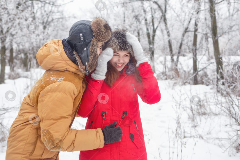 Скачать Любящая пара подростков. Зима фотосток Ozero