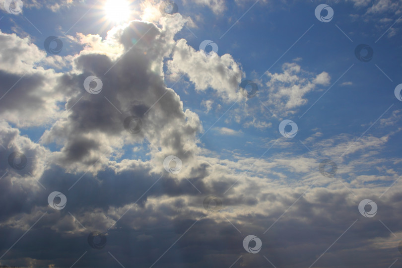 Скачать голубое небо с облаками фотосток Ozero