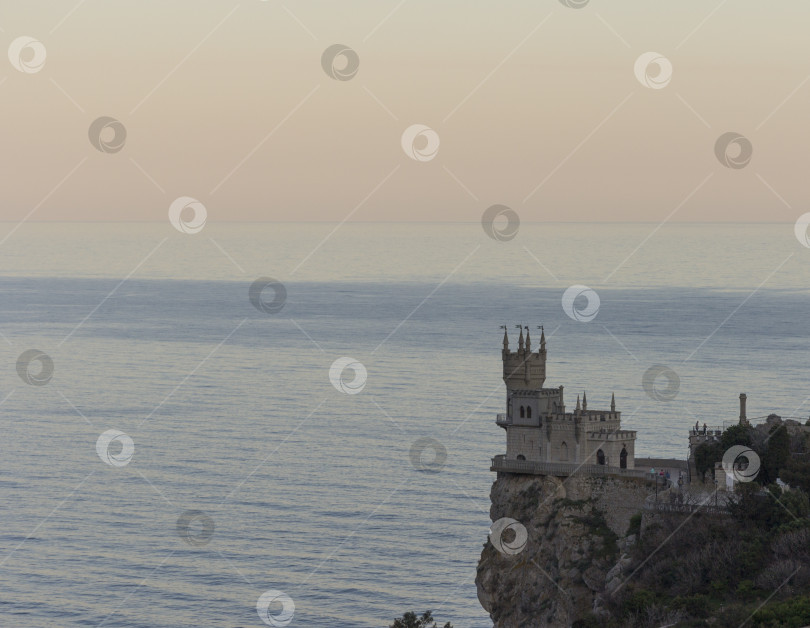 Скачать Известный замок Ласточкино гнездо на скале в Черном море в Крыму, Россия фотосток Ozero