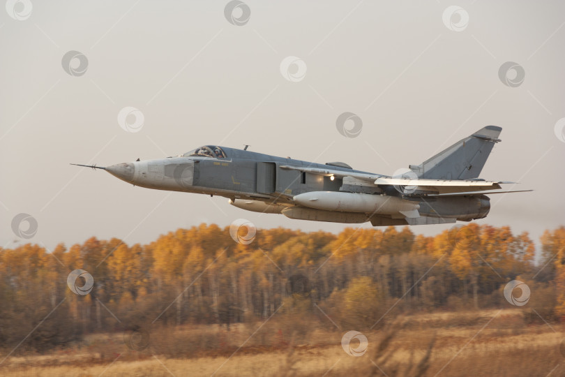 Скачать Военный реактивный бомбардировщик Су-24 "Фехтовальщик" в полете фотосток Ozero