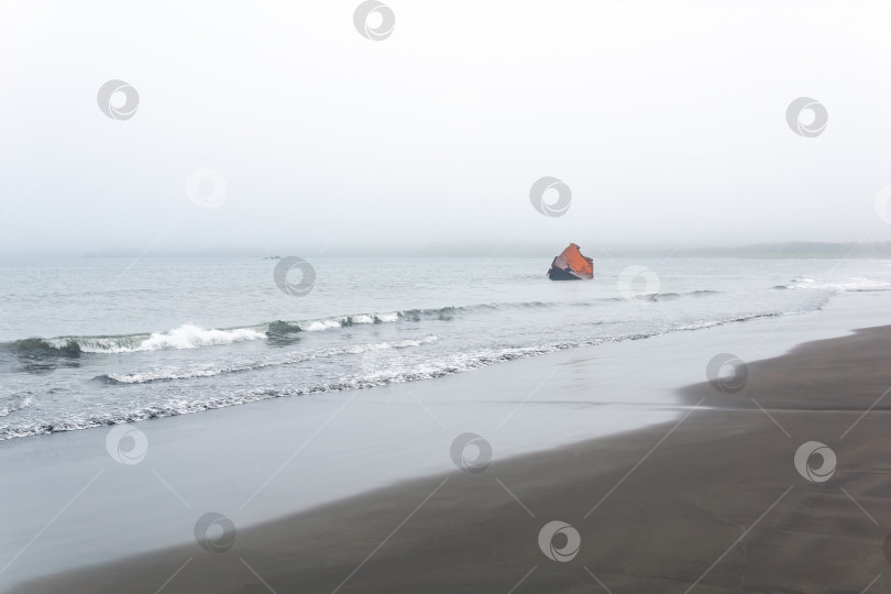 Скачать ржавое кораблекрушение, обломки корабля у побережья на фоне туманного моря фотосток Ozero