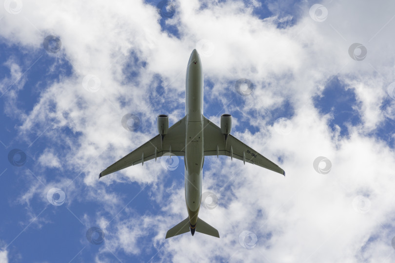 Скачать Самолет летит на фоне белого облака фотосток Ozero