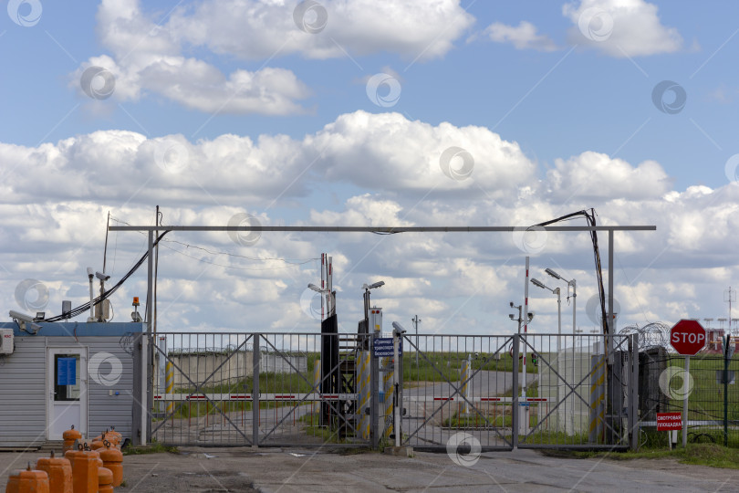 Скачать Ворота и шлагбаум контрольно-пропускного пункта со знаком "Стоп" фотосток Ozero