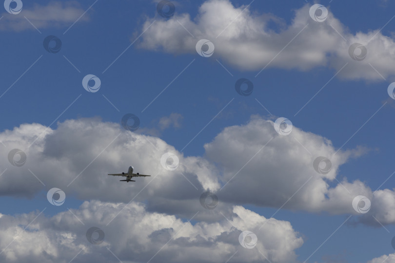 Скачать Самолет летит на фоне белого облака фотосток Ozero