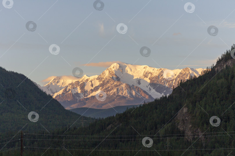 Скачать Красивый зимний пейзаж с заснеженными горными вершинами фотосток Ozero