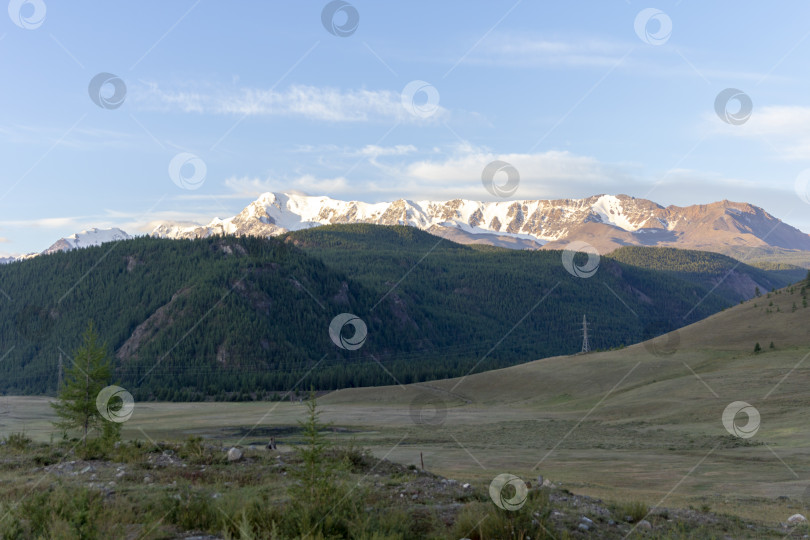 Скачать Красивый зимний пейзаж с заснеженными горными вершинами фотосток Ozero