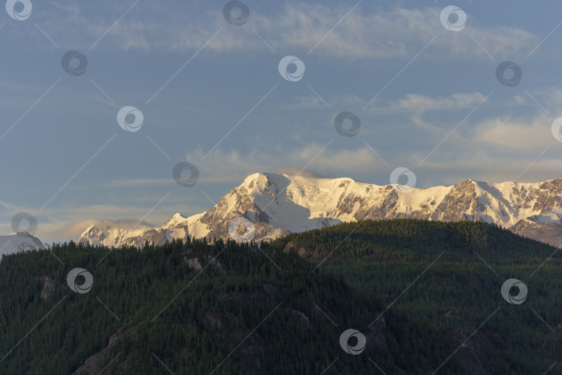 Скачать Красивый зимний пейзаж с заснеженными горными вершинами фотосток Ozero