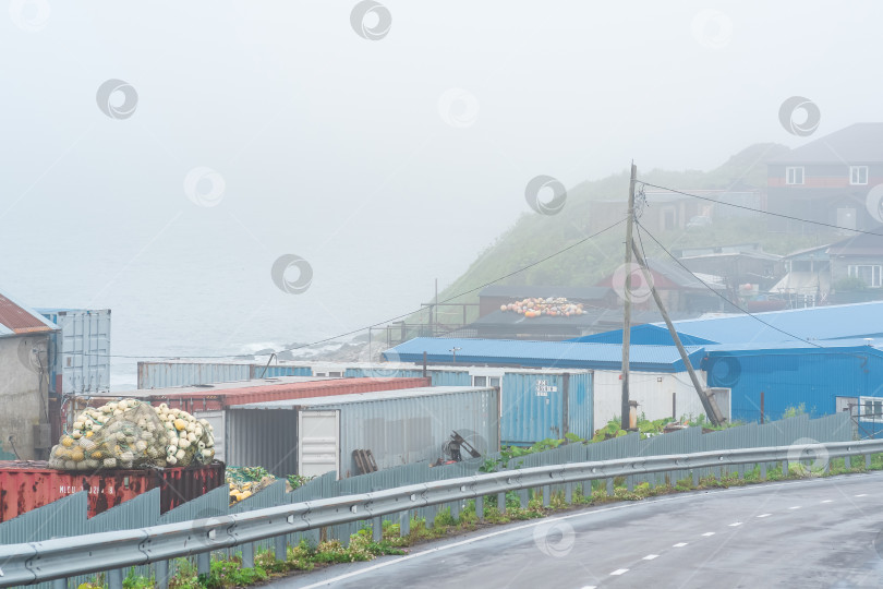 Скачать вид на поселок Южно-Курильск на острове Кунашир во время тумана фотосток Ozero