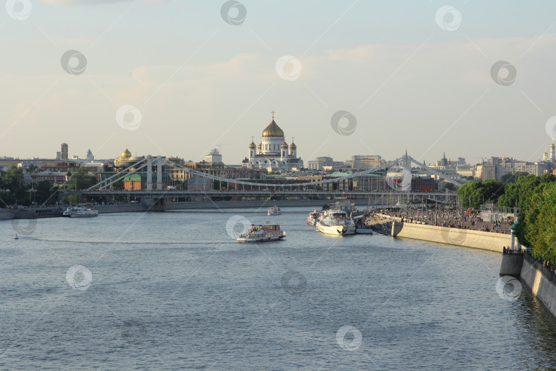 Скачать Москва-река с речными автобусами от Новоандреевского моста. Крымский мост и храм Христа Спасителя на горизонте в Москве, Россия фотосток Ozero