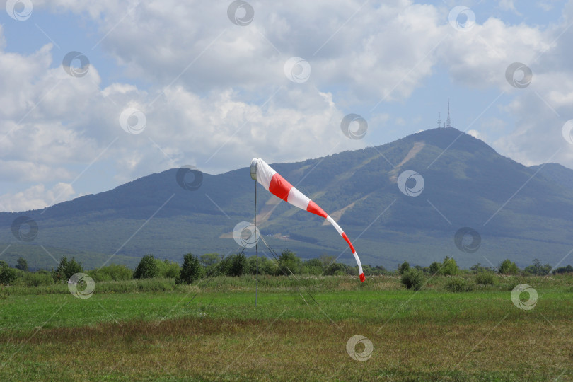 Скачать указатель направления и силы ветра на фоне неба фотосток Ozero