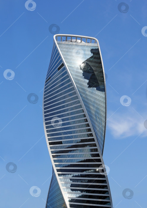 Скачать Современные здания из стекла и стали, небоскребы на фоне неба фотосток Ozero