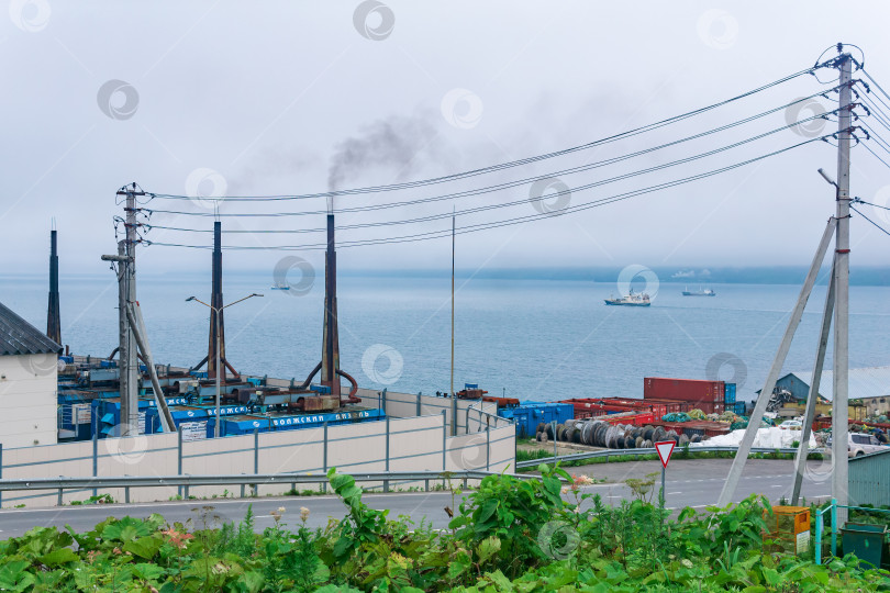 Скачать дизельная электростанция с дымящимися трубами на острове Кунашир фотосток Ozero