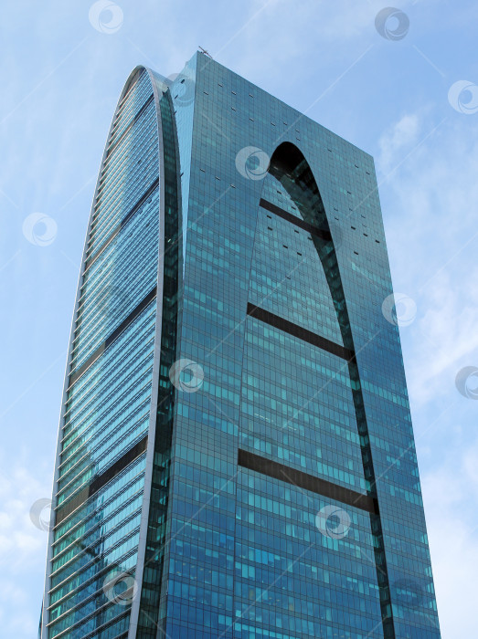 Скачать Современные здания из стекла и стали, небоскребы на фоне неба фотосток Ozero