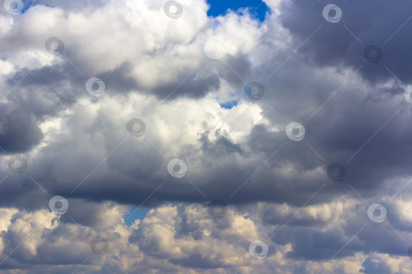 Скачать голубое небо с облаками фотосток Ozero