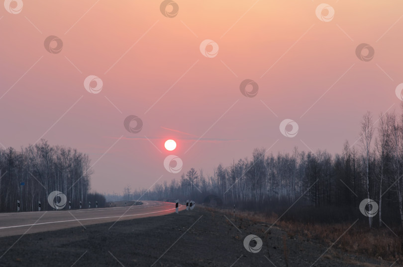 Скачать Дорога в Сибирь на зимнем закате. фотосток Ozero