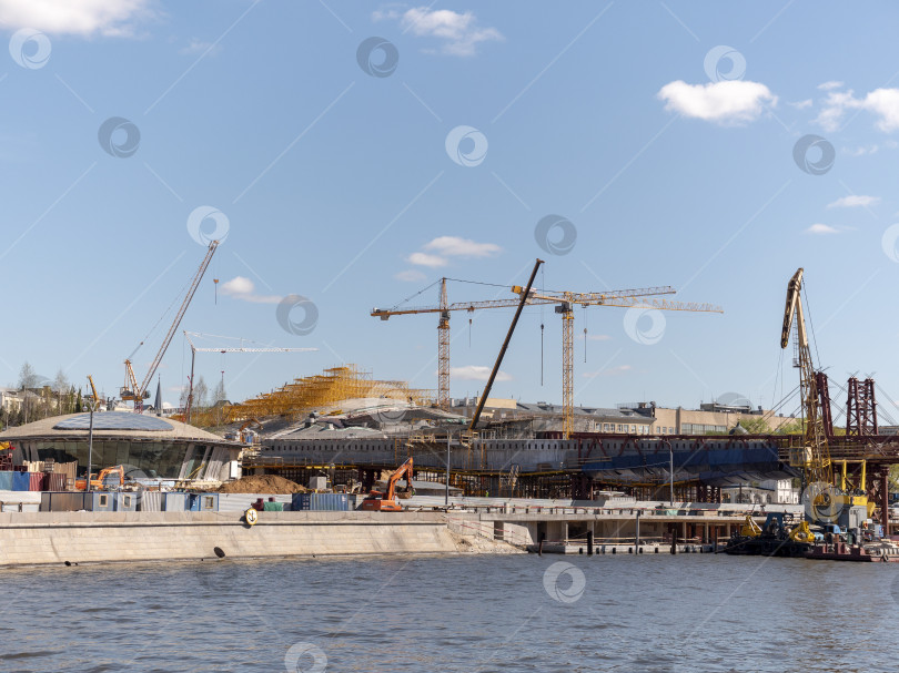 Скачать МОСКВА - 25 июля: Фрагмент наплавного моста парка Зарядье в Москве на фоне неба 25 июля 2018 года в Москве, Россия фотосток Ozero