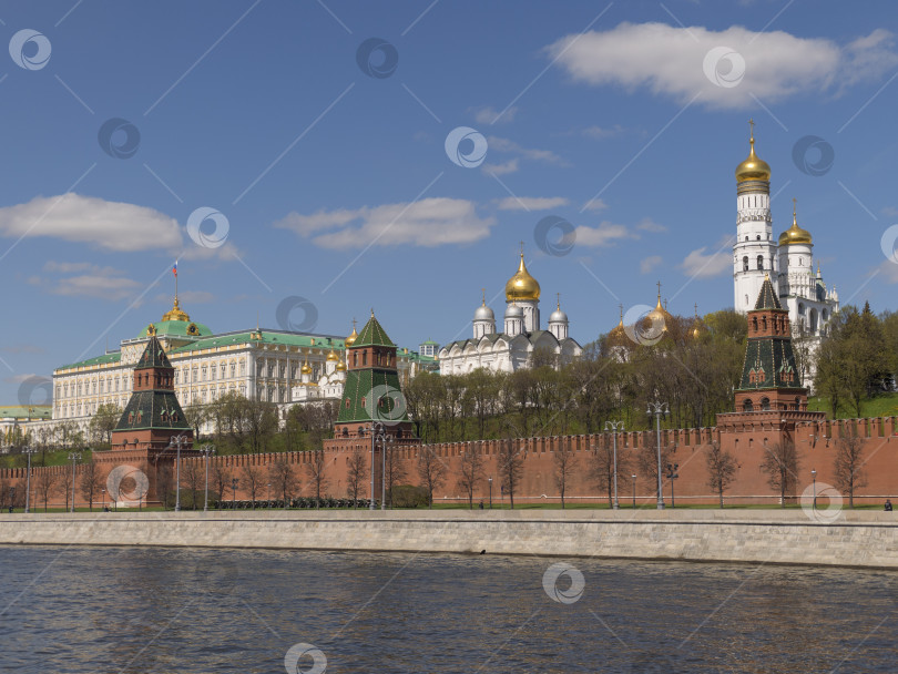 Скачать Солнечный летний день, панорама кремля на залив Москва-реки. фотосток Ozero