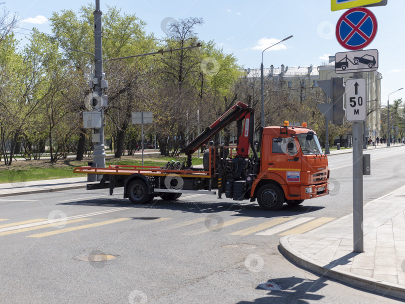 Скачать МОСКВА, РОССИЯ - 02 июля 2019 : Эвакуатор, перевозящий автомобиль по автостраде Freeway Highway фотосток Ozero