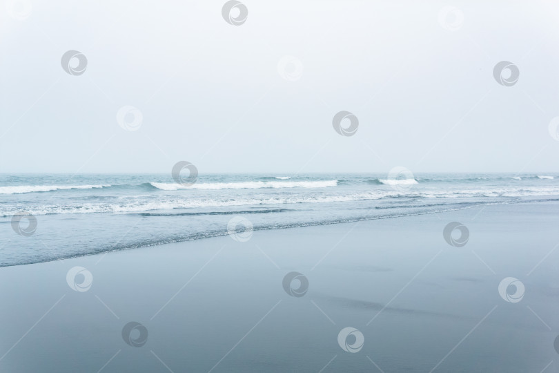 Скачать туманный морской пейзаж, холодный океанский берег с широким пляжем фотосток Ozero