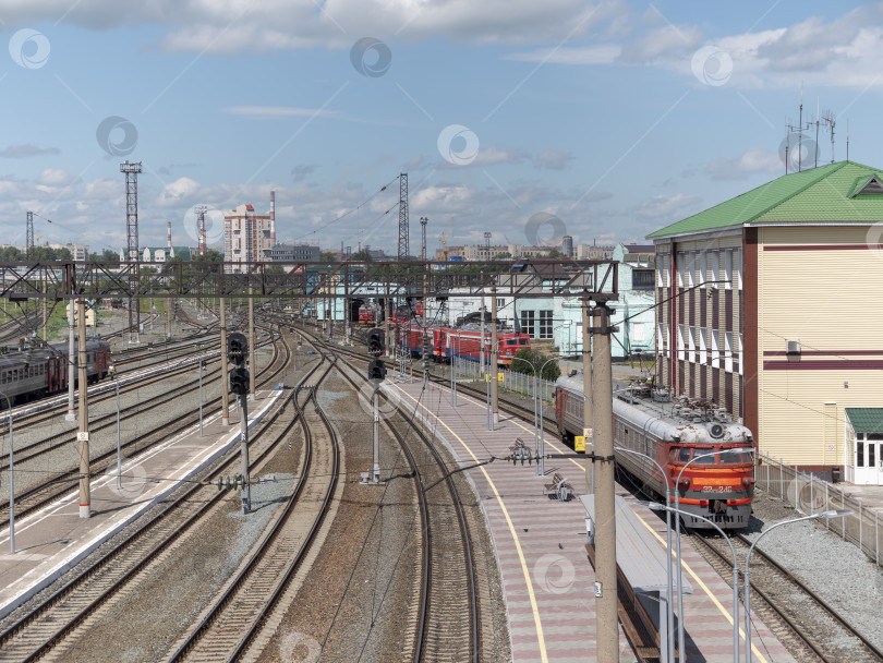 Скачать БАРНАУЛ - 21 июня железнодорожный вокзал и отправляющиеся поезда зимой 21 июня 2020 года в Барнауле, Россия фотосток Ozero