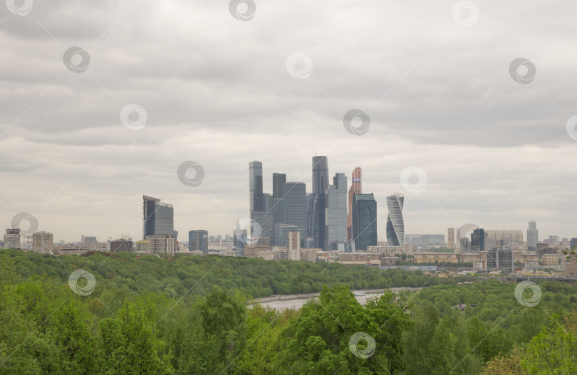 Скачать Современные здания из стекла и стали, небоскребы на фоне неба фотосток Ozero