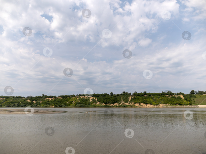 Скачать Разливающаяся река на естественном фоне зеленого леса фотосток Ozero