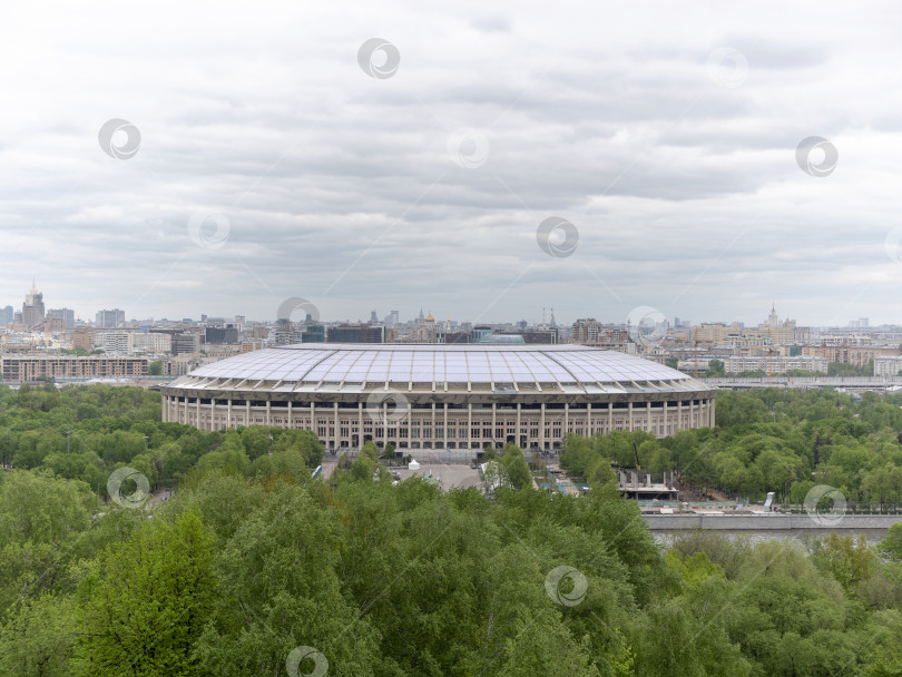 Скачать Стадион "Лужники" в Москве, вид со смотровой площадки Воробьевых гор фотосток Ozero