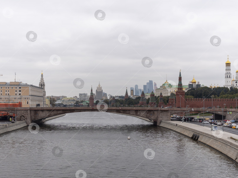 Скачать Набережная Московского Кремля с видом на Большой Кремлевский дворец фотосток Ozero