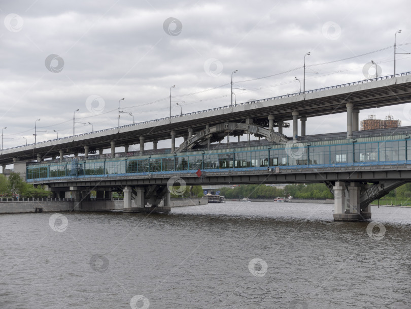 Скачать МОСКВА, РОССИЯ - 19 июня 2021 года: вид на мост метро "Лужники", станцию "Спортивная" в Москве фотосток Ozero