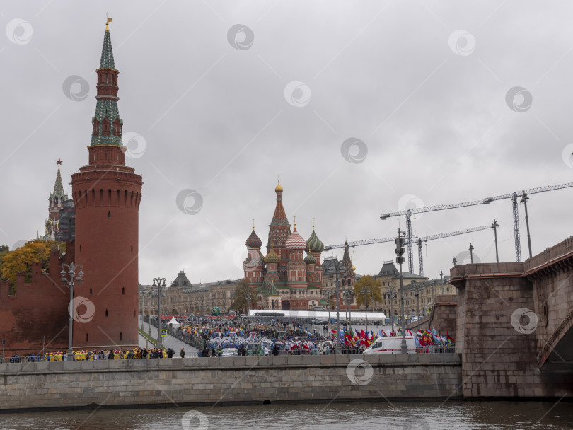 Скачать МОСКВА - 27 июля: Воскресенский собор Василия Блаженного возвышается над Москвой 27 июля 2019 года в Москве, Россия фотосток Ozero