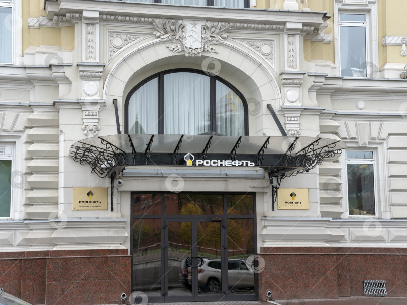 Скачать МОСКВА, РОССИЯ - 19 июня 2021 года: Главный вход в офисное здание нефтяной компании "Роснефть" на Софийской набережной в Москве фотосток Ozero