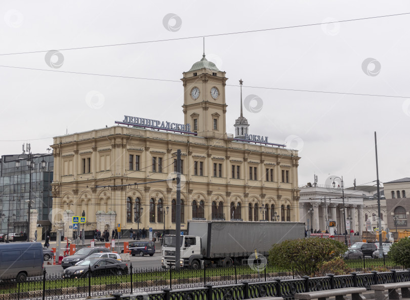 Скачать Москва, здание Ленинградского вокзала в ночное время фотосток Ozero