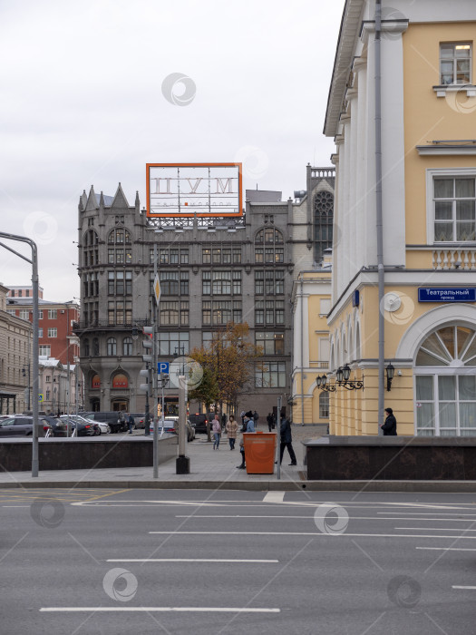 Скачать МОСКВА - 21 января: ЦУМ в Москве, историческое здание и роскошный торговый центр. Здание украшено к Рождеству, ночное фото. 21 января 2018 года в Москве, Россия фотосток Ozero