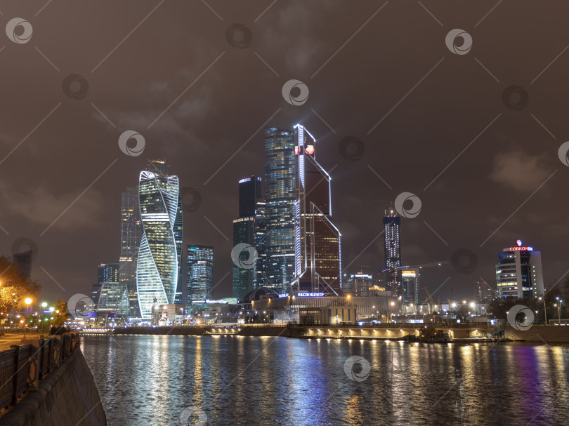 Скачать МОСКВА - 14 октября: Московские современные здания из стекла и стали, небоскребы на фоне неба 14 октября 2017 года в Москве, Россия фотосток Ozero