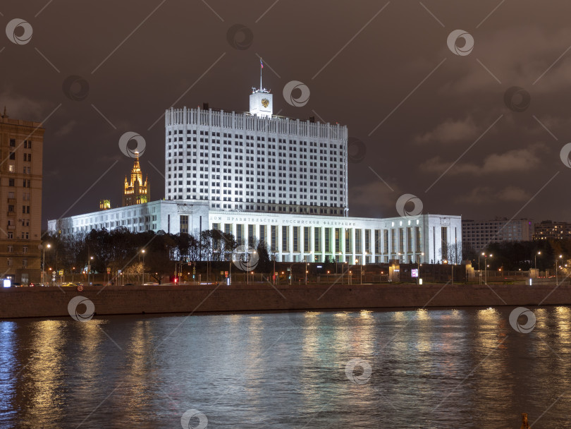 Скачать Дом правительства в Москве, Россия, ночью фотосток Ozero