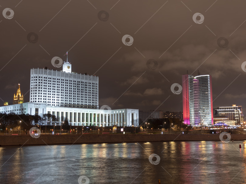 Скачать Дом правительства в Москве, Россия, ночью фотосток Ozero
