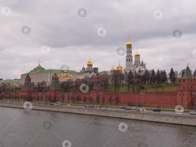 Скачать Солнечный летний день, панорама кремля на залив Москва-реки. фотосток Ozero