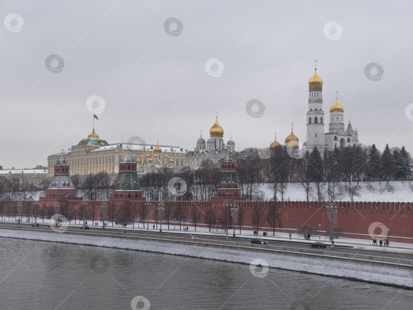 Скачать Москва, Российская Федерация. Московский Кремль при движении вдоль стены фотосток Ozero