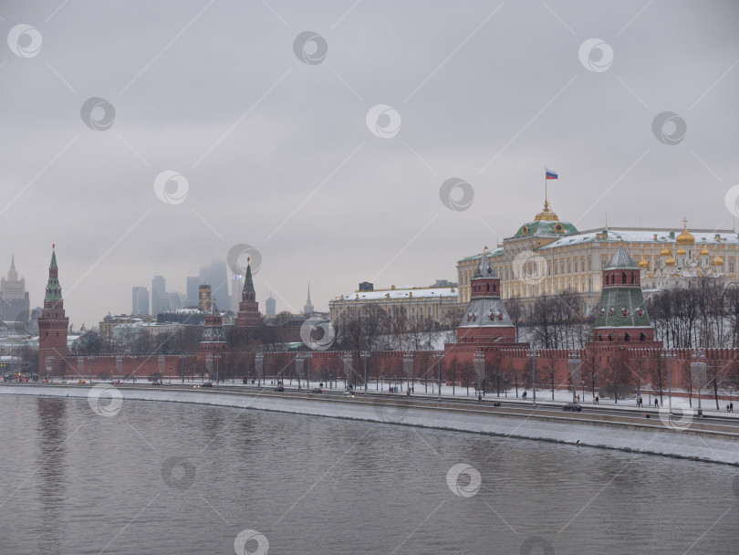 Скачать Москва, Российская Федерация. Московский Кремль при движении вдоль стены фотосток Ozero