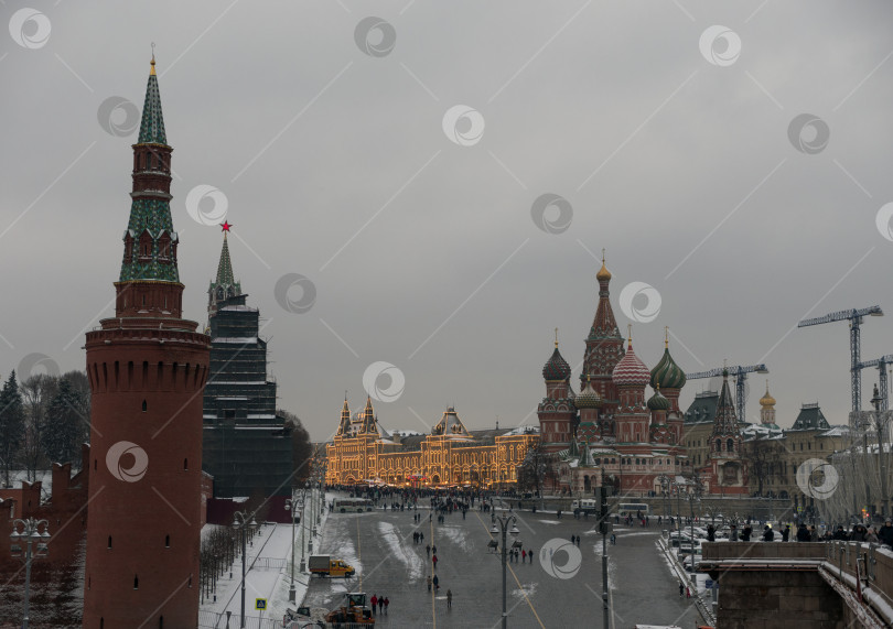 Скачать Москва, Российская Федерация. Московский Кремль при движении вдоль стены фотосток Ozero